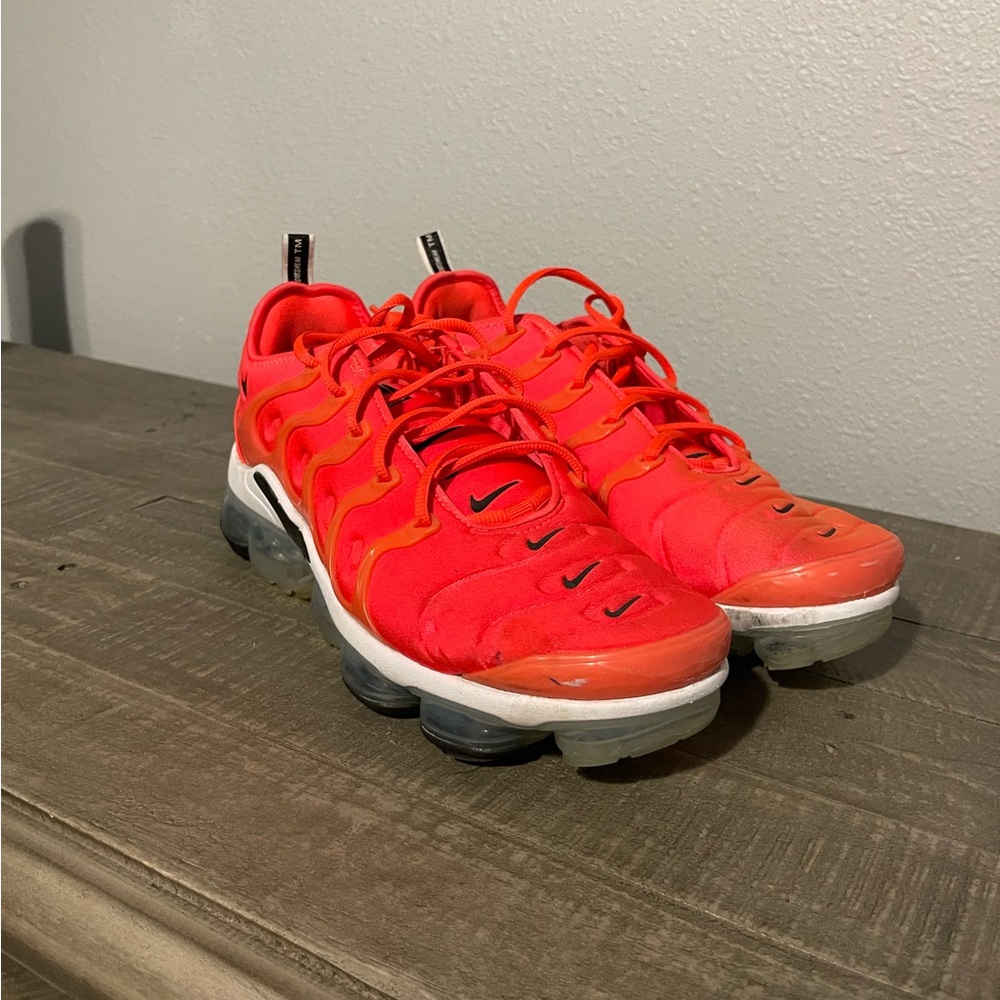 nike air vapormax plus overbranding bright crimson